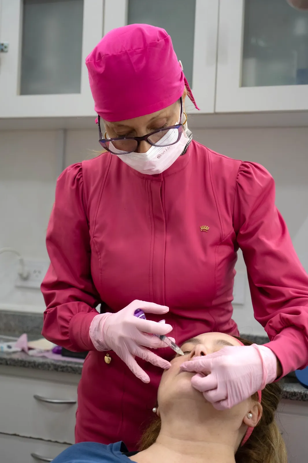 Marina Perez aplicando un tratamiento de armonización facial en su consultorio